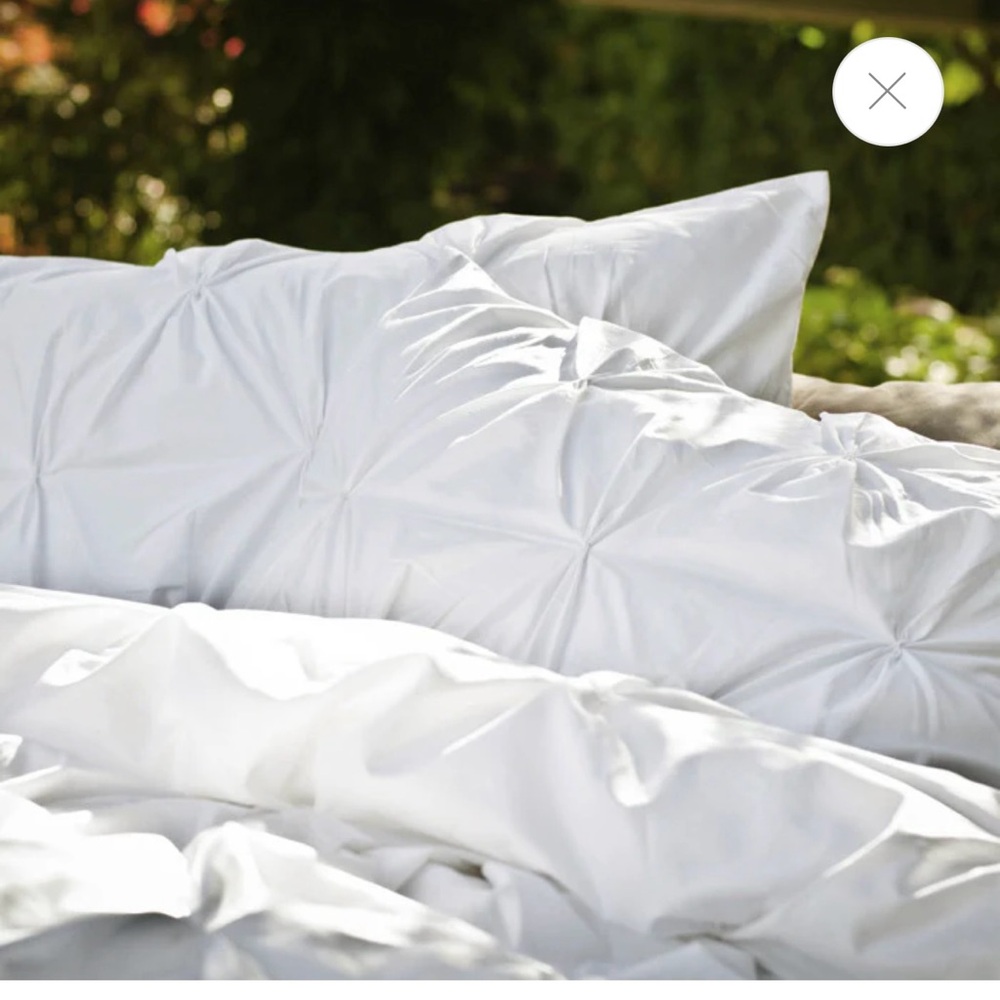 White Valencia Pintuck Luxurious King Duvet Cover and Two King Shams - Picture 5 of 11
